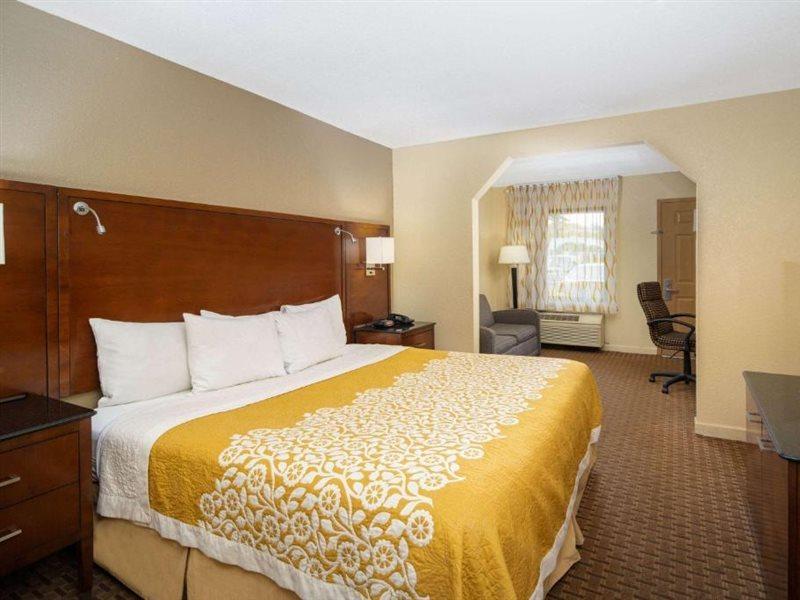 Days Inn By Wyndham Thomaston Bagian luar foto