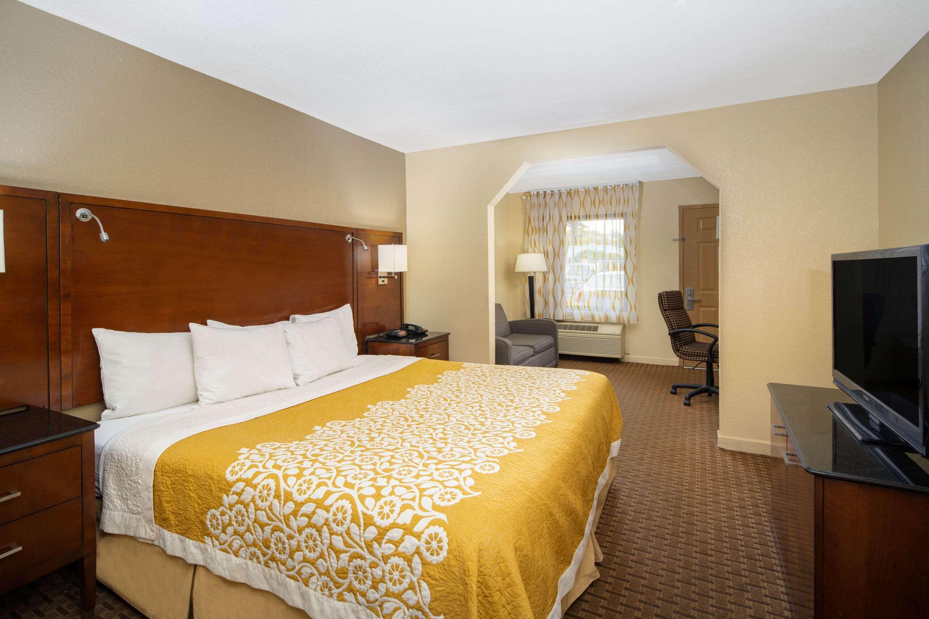 Days Inn By Wyndham Thomaston Bagian luar foto
