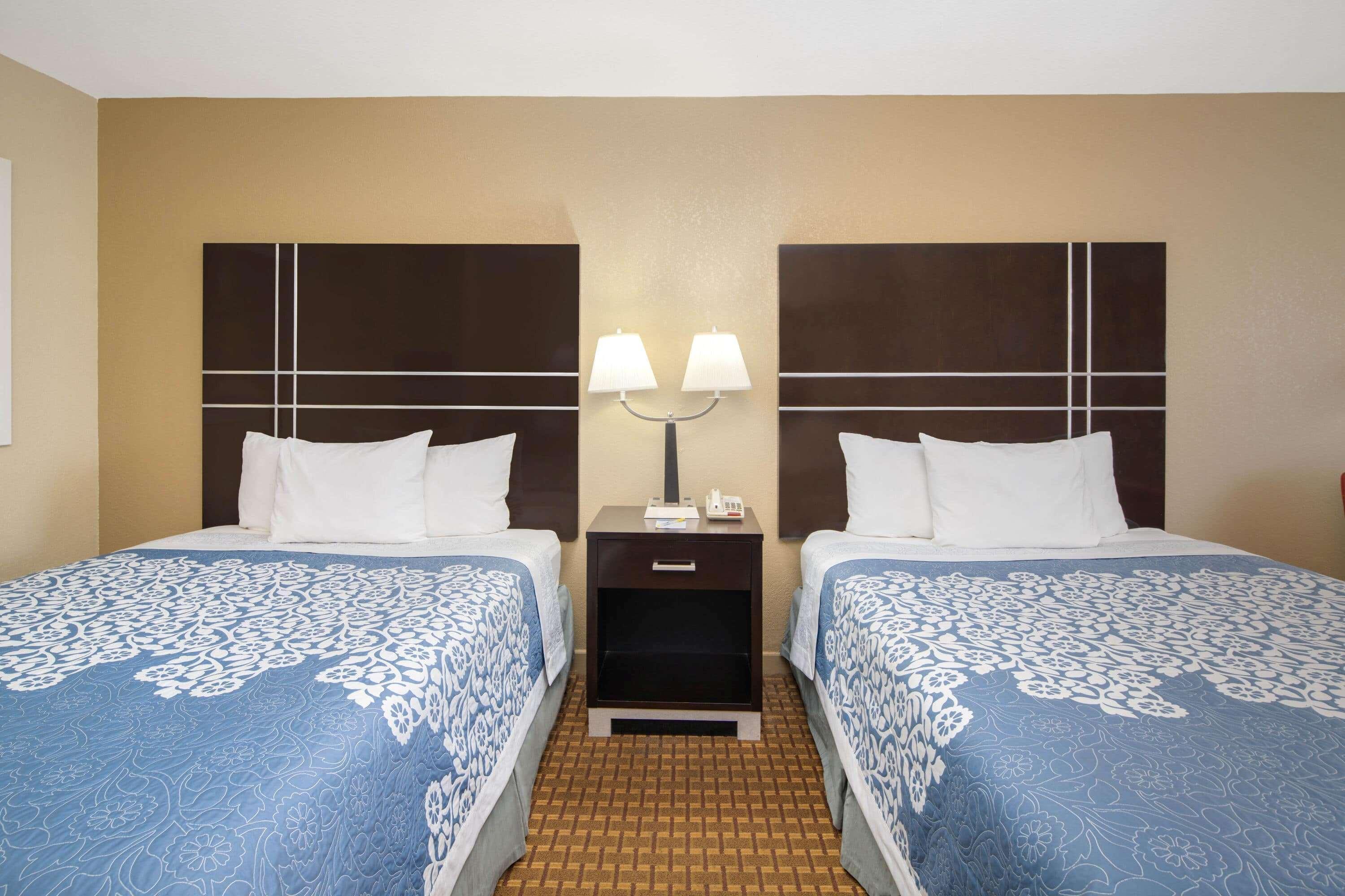 Days Inn By Wyndham Thomaston Bagian luar foto