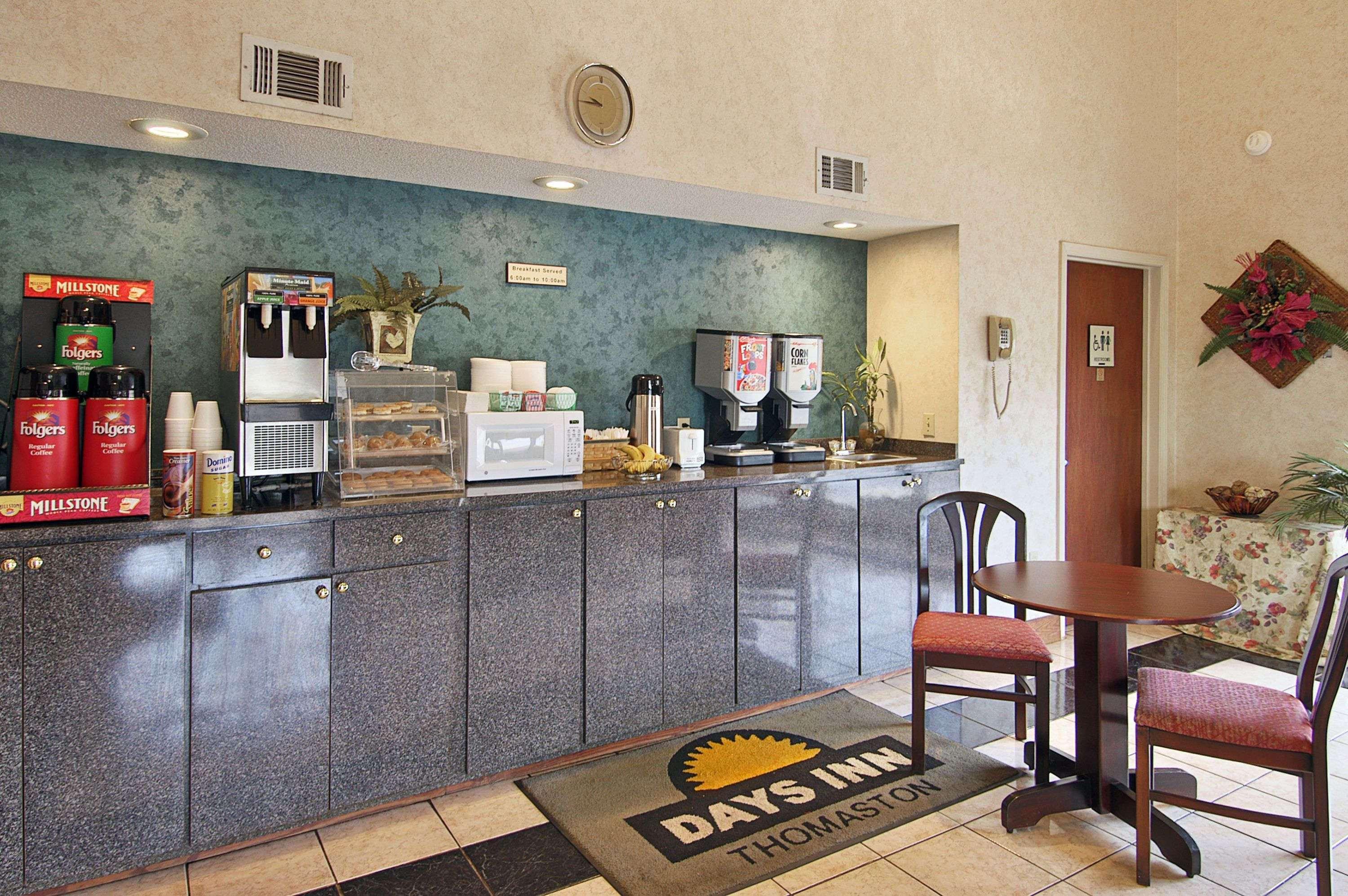 Days Inn By Wyndham Thomaston Bagian luar foto